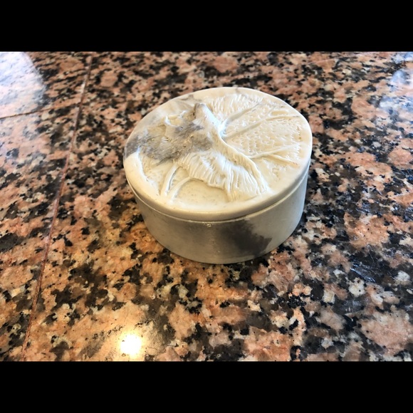 Small round trinket round box eagle carved lid - Picture 3 of 8